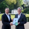 TOI-Präsident Sandro Bolton (l.) und Direktor Daniel Sulzer halten das Zertifikat zur Einstufung von Interlaken als Swisstainable Destination in den Händen.