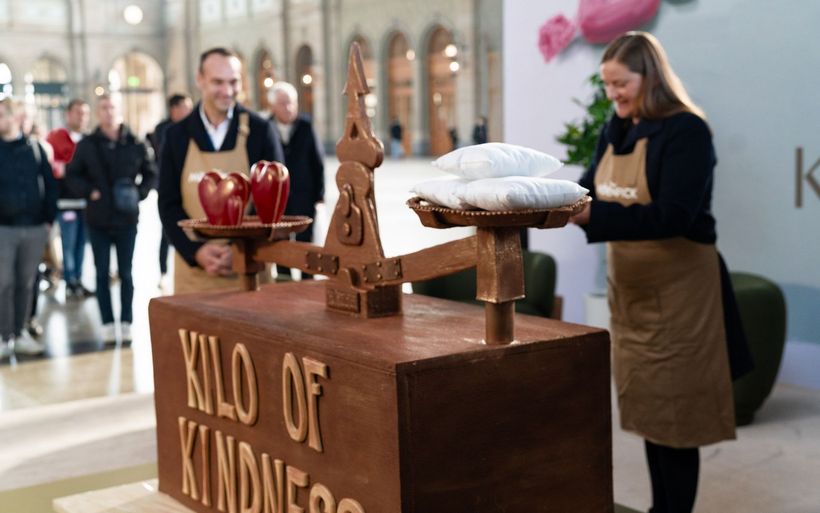 Sabrina Westphälinger und Jochen Renz vor der 70 Kilo schweren Schoggi-Waage im Zürcher Hauptbahnhof.