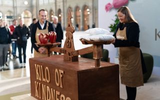 Sabrina Westphälinger und Jochen Renz vor der 70 Kilo schweren Schoggi-Waage im Zürcher Hauptbahnhof.