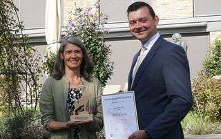 Anita Gschwind, Geschäftsführerin des Nachhaltigkeitslabel Ibex Fairstay übergibt die Auszeichnung und Arvensteinbock an den Direktor des Hotel Eden in Spiez Patrick Jäger.