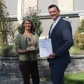 Anita Gschwind, Geschäftsführerin des Nachhaltigkeitslabel Ibex Fairstay übergibt die Auszeichnung und Arvensteinbock an den Direktor des Hotel Eden in Spiez Patrick Jäger.