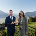 Anita Gschwind, Geschäftsführerin des Nachhaltigkeitslabel Ibex Fairstay übergibt Philipp Tschumi, stellvertretender Hoteldirektor, den Ibex Fairstay Steinbock für das Hotel Villa Honegg.