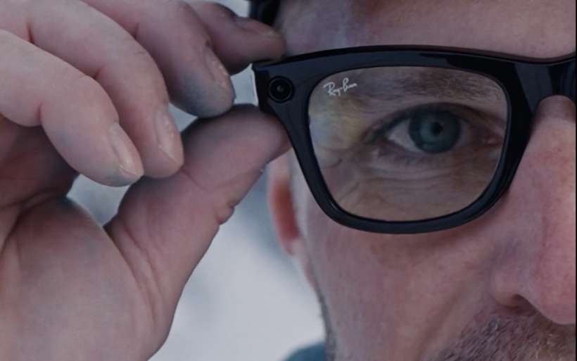 Mann mit Meta-Brille