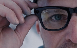 Mann mit Meta-Brille