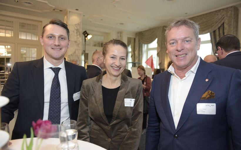 Samuel Huber vom stv, Benedicta Aregger vom Vizedirektorin Seilbahnen Schweiz, Casimir Platzer, Präsident Gastrosuisse.