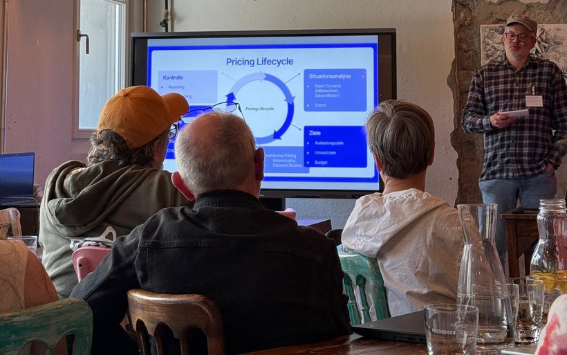 Hansjürg Welti, book.world zeigt, wie sich Preiszyklen im Hostelbetrieb analysieren und steuern lassen.