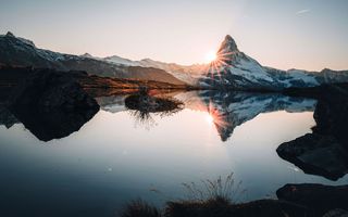 Die Branche trifft sich am Fusse des Matterhorns. 