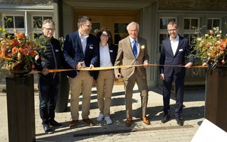 Sie feiern die Wiedereröffnung: Norbert Nothhelfer, HRS Real Estate, Jeremy & Leslie Peyer, Direktion Feldbach, Hanspeter Ueltschi, Bernina-Firmengruppe, Reto Hörler, HRS Real Estate (v.l.n.r.) 