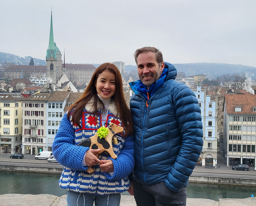 Markenbotschafterin Lee Si-young mit Martin Nydegger, Direktor von Schweiz Tourismus.