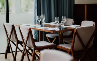 No Shows: Gedeckter Tisch ohne Gäste