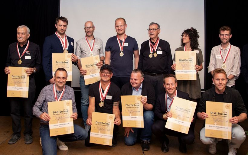 Vertreter/innen der Brennereien des Jahres (obere Reihe v.l.n.r.): Robert Cathomas – Destillaria Daguot, Johnathan Schönberger – Distillerie Studer & Co AG, Thomas Lüscher – DIWISA, Paul Trabes – S. Fassbind AG, Gloria Humbel – Humbel Spezialitätenbrennerei, Daniel Z’graggen – Z’GRAGGEN Distillerie (untere Reihe v.l.n.r.): Toni Schürch – Amstutz Manufaktur, Thomas Heiner – Heiners Destillate, Peter Anderhub – S. Fassbind, Gabrial Galliker-Etter – Etter Söhne AG, Alex Z’graggen – Z’GRAGGEN Distillerie