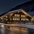Chlösterli Gstaad von aussen bei Nacht