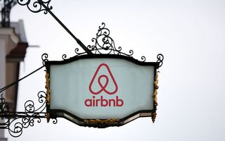 Hängeschild Airbnb Logo