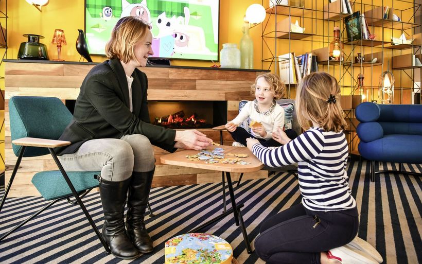 Kinder spielen Puzzle