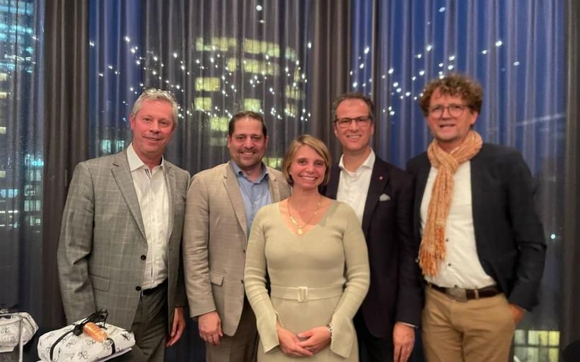 Die Kandidierenden fürs HotellerieSuisse-Präsidium  Martin von Moos, Claude Meier, Marie Forestier und Urs Bircher, mit dem Präsident des Basler Regionalverbands von HotellerieSuisse Franz-Xaver Leonhardt (v.l.)