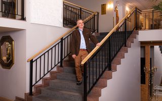 Tobias Homberger im Treppenhaus des neuen Precise Tale Seehof Davos 