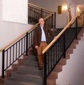 Tobias Homberger im Treppenhaus des neuen Precise Tale Seehof Davos 