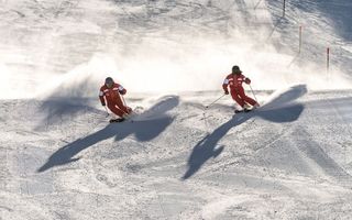 Zwei Skifahrer auf einer Piste