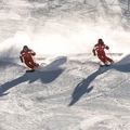 Zwei Skifahrer auf einer Piste
