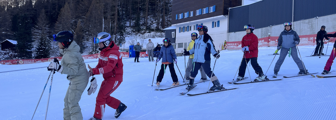 jeunes skieurs de Singapour sur les pistes de Saas Fee 