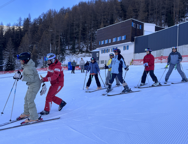 jeunes skieurs de Singapour sur les pistes de Saas Fee 
