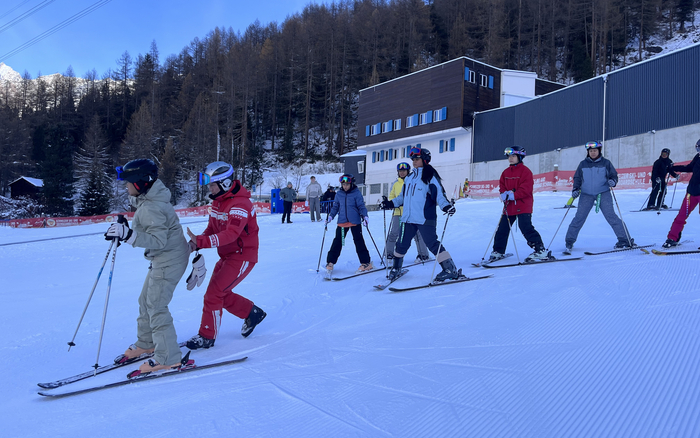 jeunes skieurs de Singapour sur les pistes de Saas Fee 