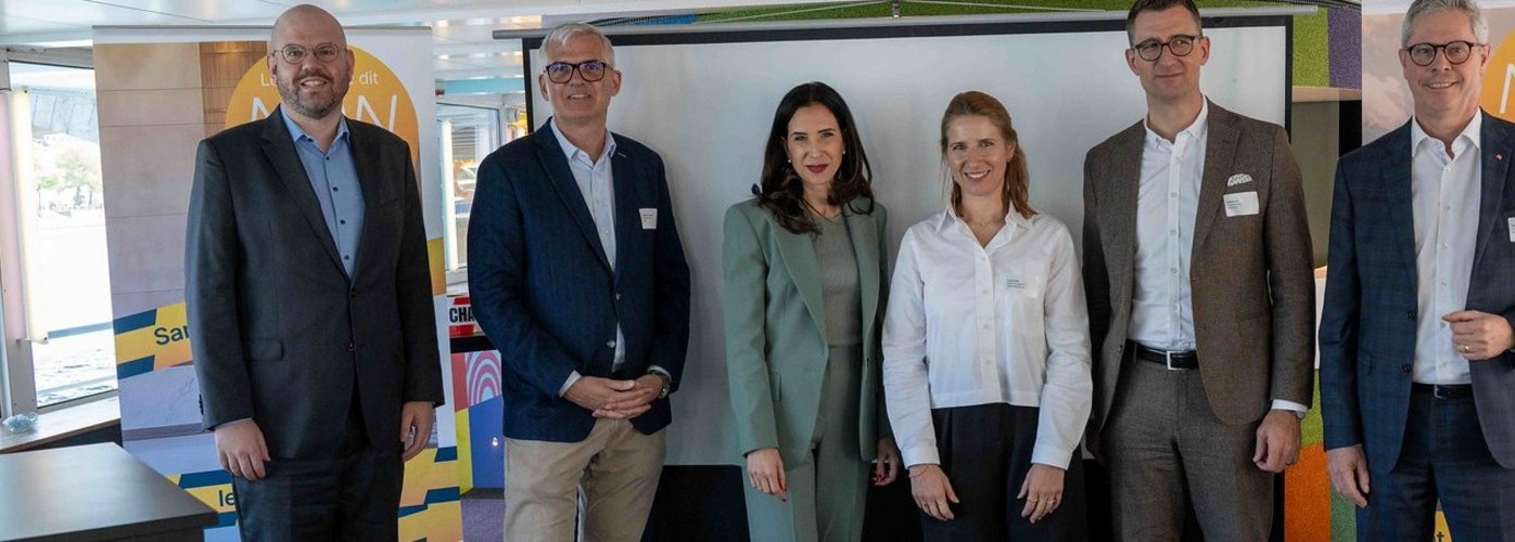 Philipp Niederberger, Direktor Schweizer Tourismus-Verband, Frédéric Füssenich, CEO Rigi Bahnen AG, Moderatorin, Letizia Elia, CEO Basel Tourismus, Beat Imhof, Präsident GastroSuisse, Martin von Moos, Präsident HotellerieSuisse, v. l.