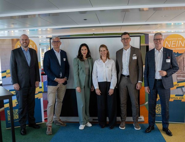 Philipp Niederberger, Direktor Schweizer Tourismus-Verband, Frédéric Füssenich, CEO Rigi Bahnen AG, Moderatorin, Letizia Elia, CEO Basel Tourismus, Beat Imhof, Präsident GastroSuisse, Martin von Moos, Präsident HotellerieSuisse, v. l.