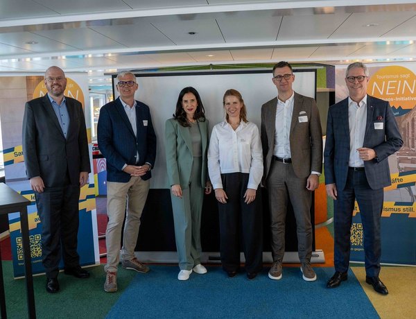 Philipp Niederberger, Direktor Schweizer Tourismus-Verband, Frédéric Füssenich, CEO Rigi Bahnen AG, Moderatorin, Letizia Elia, CEO Basel Tourismus, Beat Imhof, Präsident GastroSuisse, Martin von Moos, Präsident HotellerieSuisse, v. l.