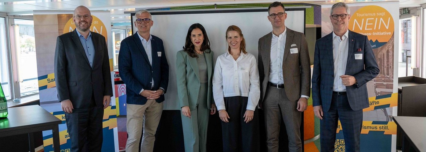 Philipp Niederberger, Direktor Schweizer Tourismus-Verband, Frédéric Füssenich, CEO Rigi Bahnen AG, Moderatorin, Letizia Elia, CEO Basel Tourismus, Beat Imhof, Präsident GastroSuisse, Martin von Moos, Präsident HotellerieSuisse, v. l.