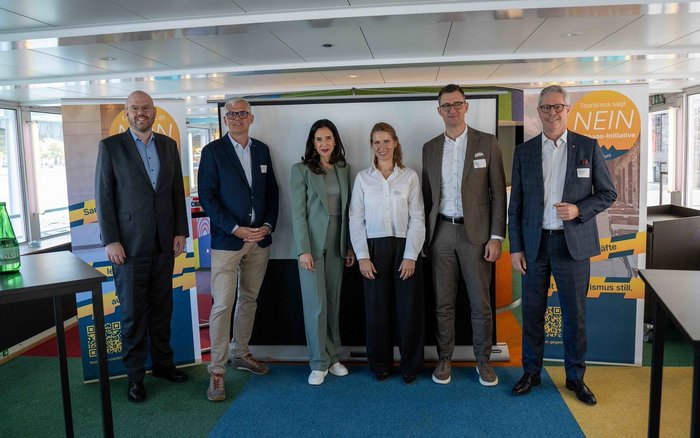Philipp Niederberger, Direktor Schweizer Tourismus-Verband, Frédéric Füssenich, CEO Rigi Bahnen AG, Moderatorin, Letizia Elia, CEO Basel Tourismus, Beat Imhof, Präsident GastroSuisse, Martin von Moos, Präsident HotellerieSuisse, v. l.