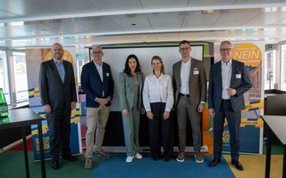 Philipp Niederberger, Direktor Schweizer Tourismus-Verband, Frédéric Füssenich, CEO Rigi Bahnen AG, Moderatorin, Letizia Elia, CEO Basel Tourismus, Beat Imhof, Präsident GastroSuisse, Martin von Moos, Präsident HotellerieSuisse, v. l.