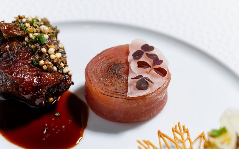  Geschmorter Lammschulterdeckel mit Thymianjus, Lammhuft-Wirsing-Taco, Gstaader Maisgriessschnitte  mit Haselnusskern und Schafskäse, Randen-Millefeuille mit eingemachten Zwetschgen 