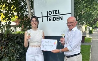 Die Siegerin des Ideenwettbewerbs, Maria Näf, zusammen mit Köbi Frei, Verwaltungsratspräsident der Hotel Heiden AG