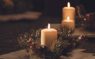 Kerzen mit weihnachtlicher Dekoration