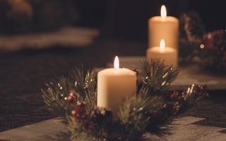 Kerzen mit weihnachtlicher Dekoration