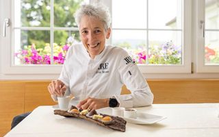 Silvia Manser bildet Lernende aus, damit die Qualität der Schweizer Gastronomie hoch bleibt. 