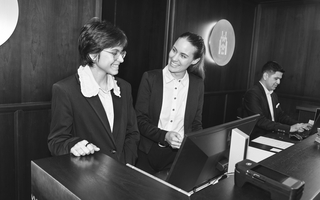 Kaufmännische Lernende der Minerva sammeln an der Réception