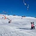 Kinder auf der Skipiste und Lift