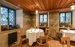 Im historischen Gewölberestaurant La Posta ist liebevoll aufgedeckt. Das Hotel Piz Mitgel in Savognin setzt auf digitale Tools, damit mehr Zeit für die Gäste bleibt.