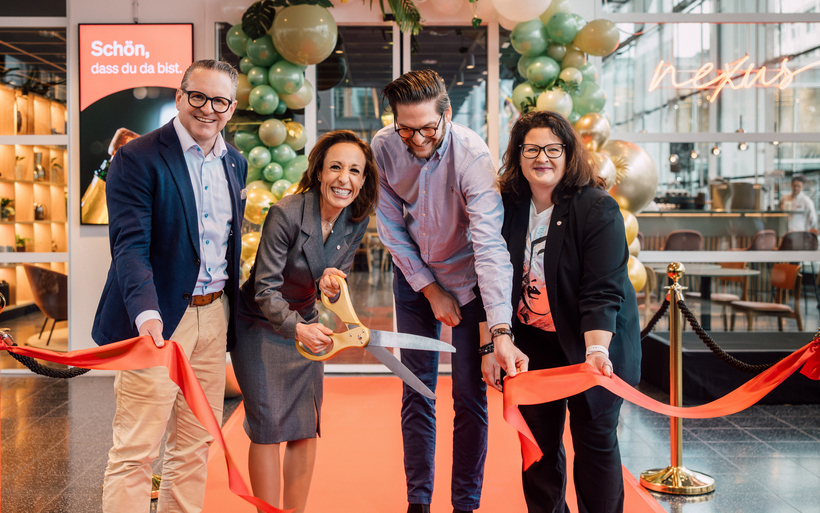 Banddurchschnitt im Restaurant Nexus: Philippe Ramseier, Stadtrat Baden, Franziska Kuhn, Leiterin Gemeinschaftsgastronomie Schweiz, Mark James, Executive Kuchenchef, sowie Karin Hüsler, Betriebsleiterin, alle SV Group. (v.l.)