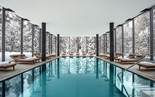Schwimmbad im Glaskubus des Hotels Waldhaus in Flims.