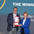 Inge Huijbrechts übergibt den Preis an Markus Conzelmann, General Manager des Hotel Radisson Blu Luzern.