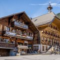 Rossinière im Pays-d’Enhaut gehört zum Netzwerk «Die schönsten Schweizer Dörfer» und ist für seine historischen Chalets und die alpine Baukultur bekannt.