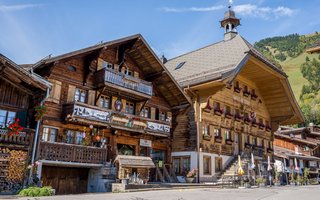 Rossinière im Pays-d’Enhaut gehört zum Netzwerk «Die schönsten Schweizer Dörfer» und ist für seine historischen Chalets und die alpine Baukultur bekannt.