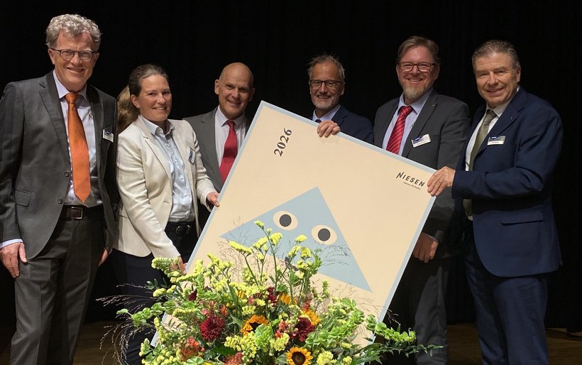 Verwaltungsrat und Geschäftsführung der Niesenbahn AG präsentieren die Strategie bis 2030: Martin Andres, Vizepräsident, Alexandra Invernizzi, Verwaltungsrätin, Daniel Fischer, Verwaltungsratspräsident, Hans Martin Hadorn, Verwaltungsrat, Marc Allenbach, Verwaltungsrat, Urs Wohler, Geschäftsführer (v.l.)