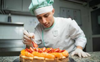 Le programme Perspectives met en relation de jeunes talents tunisiens diplômés (ici en formation à l’Ecole hôtelière de Monastir) avec le marché suisse.
