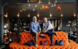 Die Besitzer des «Huus Gstaad», Marwan Naja und Günter Weilguni, sehen einen grossen Mehrwert für beide Seiten in aktiv gelebten Partnerschaften.
