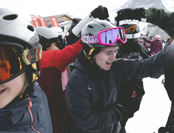 jeunes à la neige