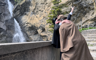Mit dramatischen Gesten inszenieren Mitglieder der Sherlock Holmes Society of London auf der Brücke bei den Reichenbachfällen den berühmten Kampf zwischen Sherlock Holmes und Professor Moriarty.